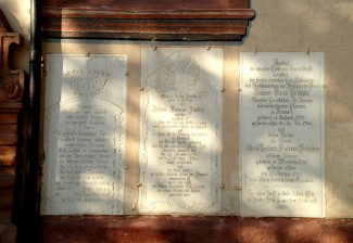 Epitaphe an der Außenmauer