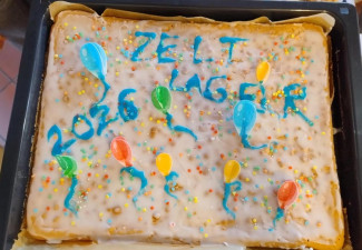 Eine Mutter hat einen netten Kuchen mitgebracht