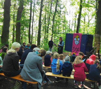 Kirche mit Kindern feiert Gottesdienst im Grünen an der Alten Veste