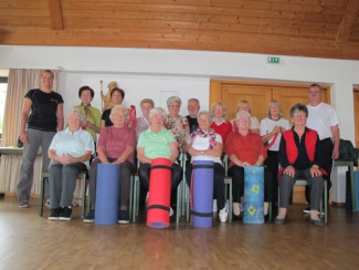 Gruppenfoto im Saal des Gemeindehauses