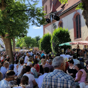 Gottesdienst auf dem Kirchenplatz