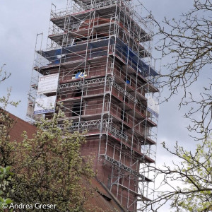 Kirchturm mit Gerüst