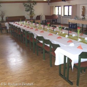 Gemeindehaus Zirndorf Saal mit eingedeckten Tischen