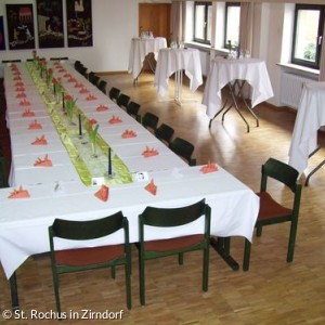 Gemeindehaus Zirndorf Saal mit festlich eingedeckten Tischen