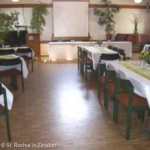 ​Gemeindehaus Zirndorf Saal mit Tischgruppen